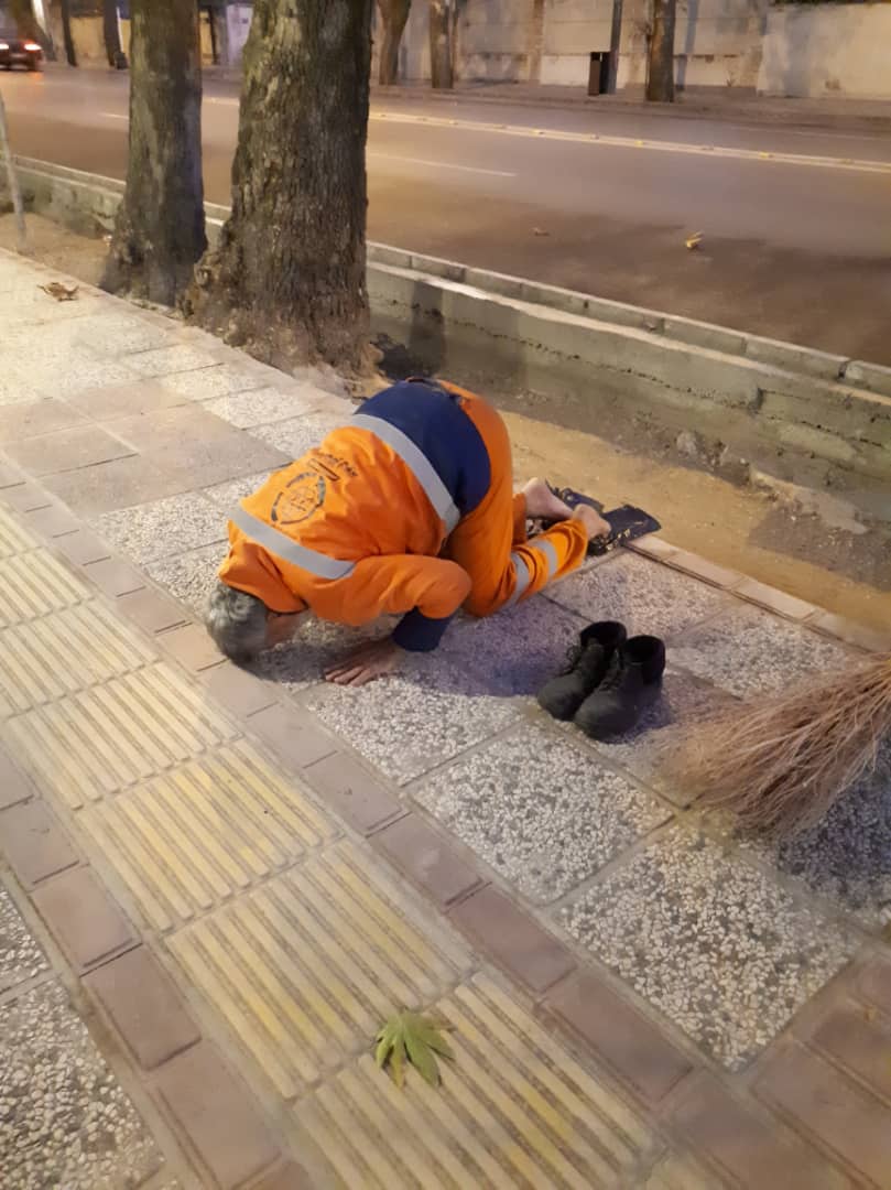 انتشار تصویر ادای نماز پاکبان شیرازی در هوای سرد سحرگاهی/ بسیج رسانه فارس از این پاکبان و عکاس تجلیل می‌کند