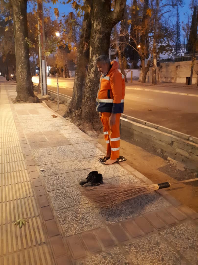 انتشار تصویر ادای نماز پاکبان شیرازی در هوای سرد سحرگاهی/ بسیج رسانه فارس از این پاکبان و عکاس تجلیل می‌کند