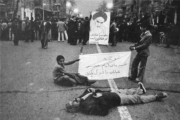 چرا مردم انقلاب کردند؟/ بررسی علل و چرایی انقلاب مردمی ایران چرا مردم انقلاب کردند؟/ بررسی علل و چرایی انقلاب مردمی ایران
