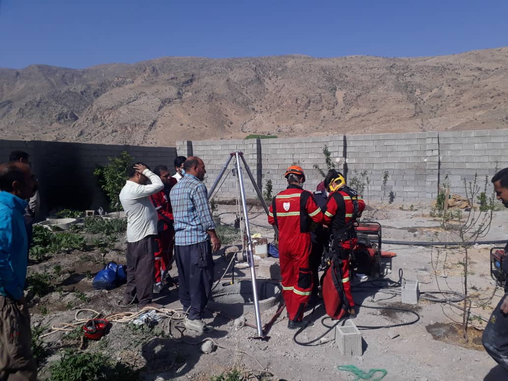 نجات معجزه آسای کارگر از عمق چاه ۱۰ متری