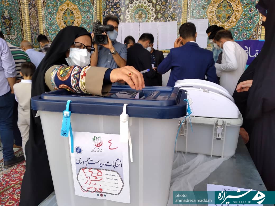 حماسه حضور شیرازیها در نخستین دقایق آغاز انتخابات حماسه حضور شیرازیها در نخستین دقایق آغاز انتخابات