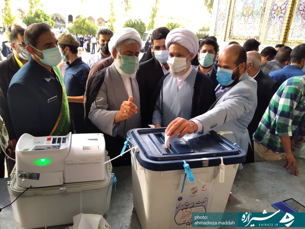 حماسه حضور شیرازیها در نخستین دقایق آغاز انتخابات حماسه حضور شیرازیها در نخستین دقایق آغاز انتخابات