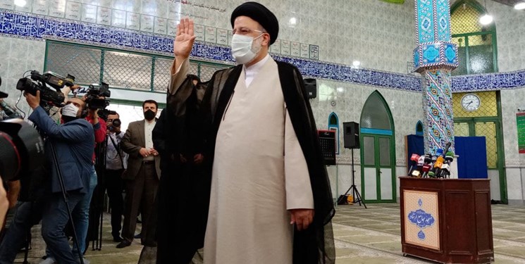 رئیسی رای خود را در شهر ری به صندوق انداخت