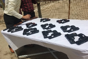 کشف بیش از ۱۵۰ کیلو انواع مواد مخدر و متلاشی شدن یک باند اسلحه در ۴۸ ساعت گذشته در فارس کشف بیش از ۱۵۰ کیلو انواع مواد مخدر و متلاشی شدن یک باند اسلحه در ۴۸ ساعت گذشته در فارس