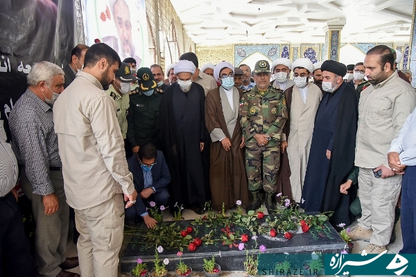 عالم همه دارایی اش را بر کف دست گرفته و همه خوبی ها را برای اجتماع میخواد. عالم همه دارایی اش را بر کف دست گرفته و همه خوبی ها را برای اجتماع میخواد.