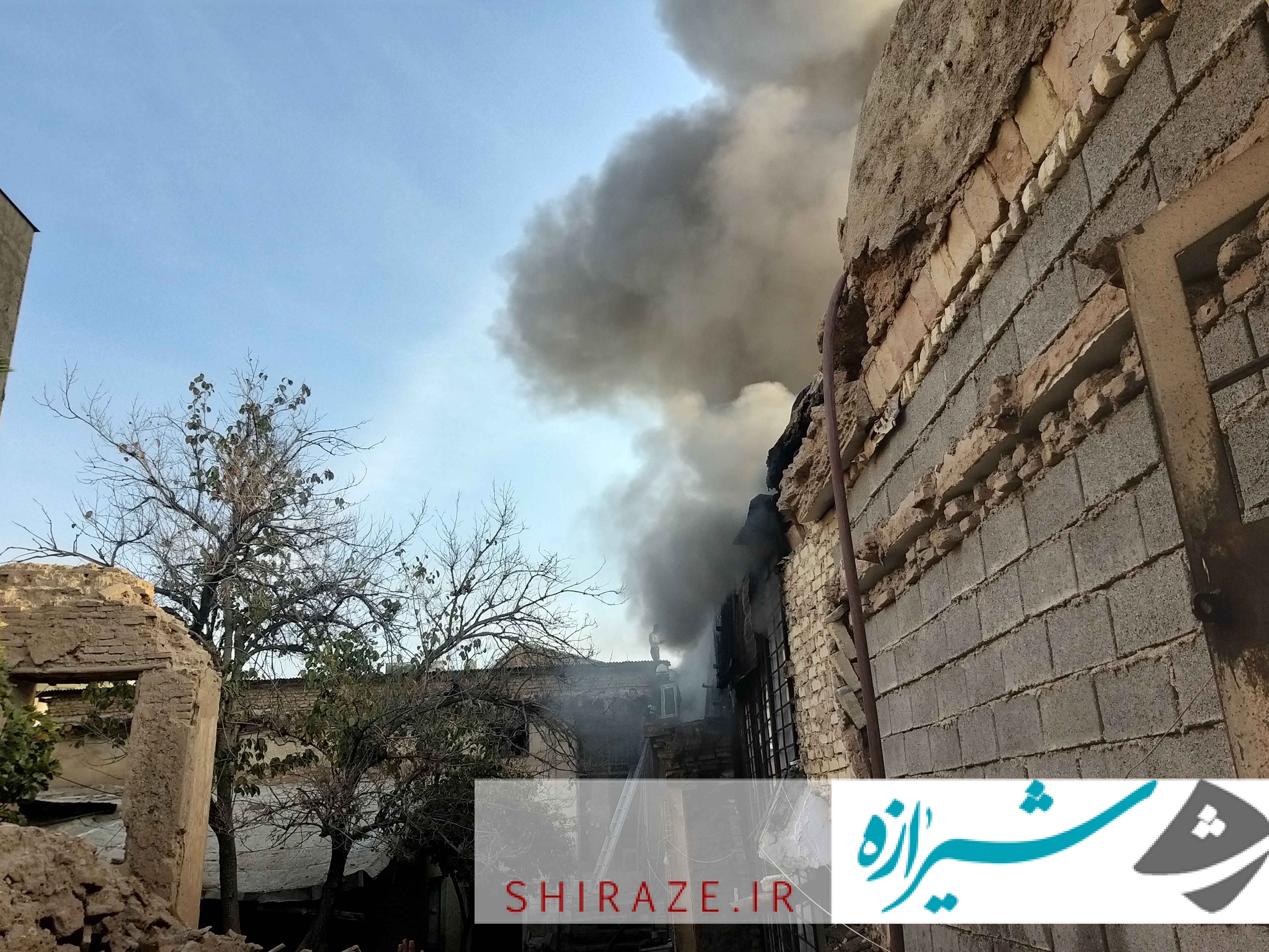 آتش سوزی در تعمیرگاه لوازم خانگی در حال مهار شدن است/ علت حادثه در دست بررسی می باشد+عکس و فیلم آتش سوزی در تعمیرگاه لوازم خانگی در حال مهار شدن است/ علت حادثه در دست بررسی می باشد+عکس و فیلم