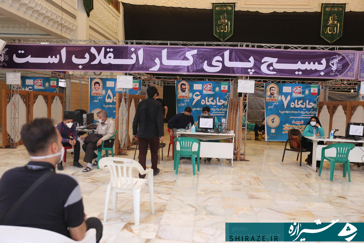 بزرگترین مرکز واکسیناسیون کرونا در فارس به همت سپاه بقیةالله(عج)/ بسیجیان در پایگاه های انتقال خون قدم بزرگی برداشتند