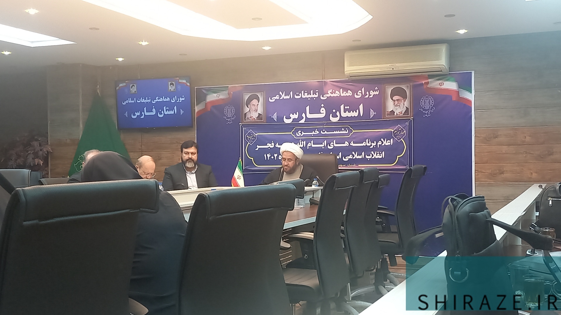 در راهپیمایی با عکس شهید حضور یابید