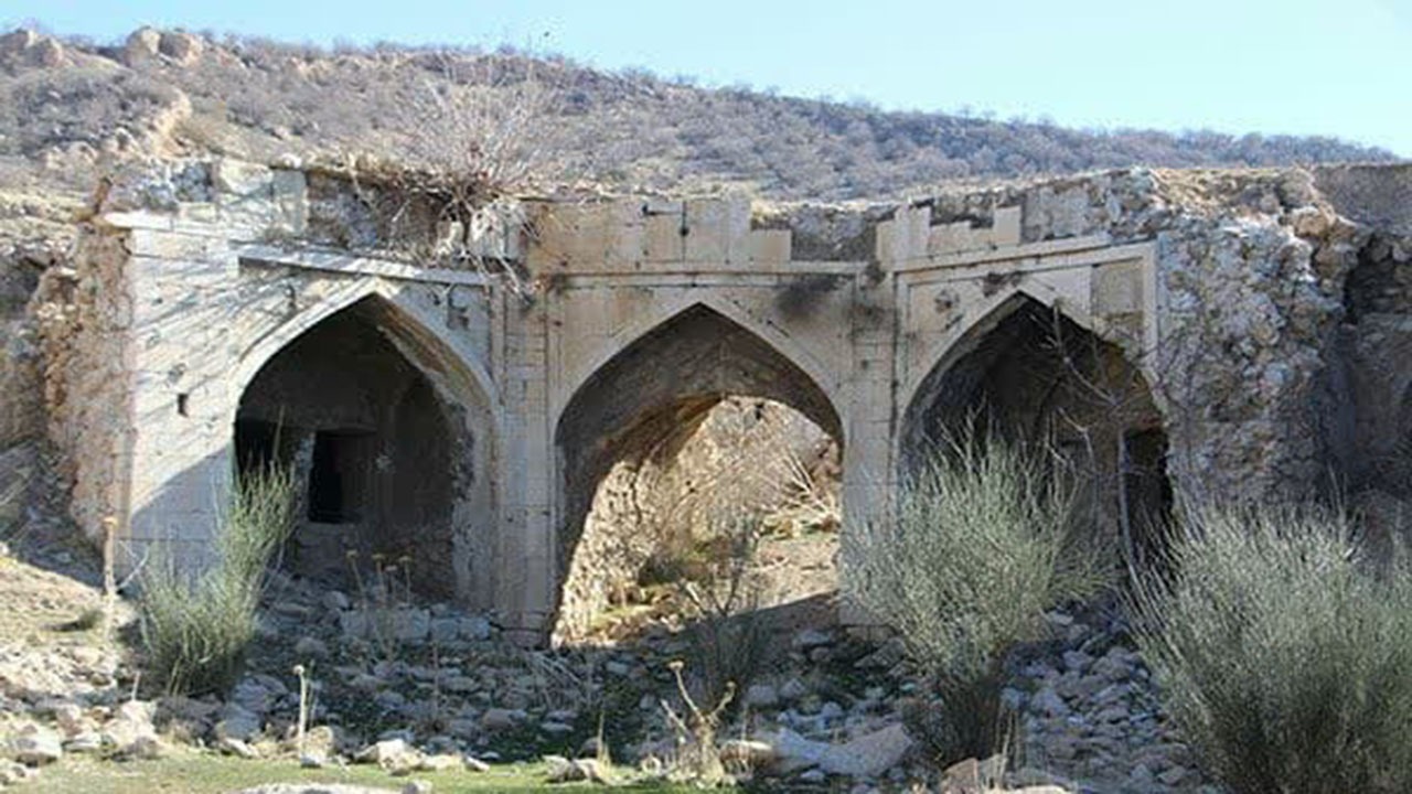کاروانسرای میان کتل کازرون آرام میمیرد کاروانسرای میان کتل کازرون آرام میمیرد