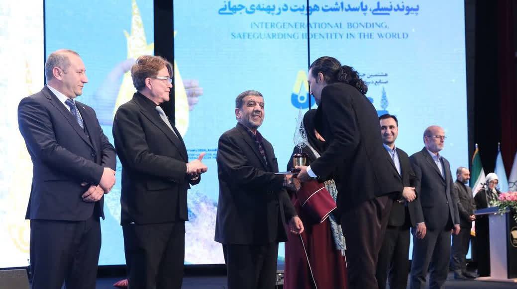 سرو سیمین و دو جایزه ویژه