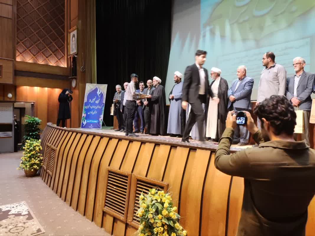 از گروههای جهادی دانشجویی استان فارس تجلیل شد از گروههای جهادی دانشجویی استان فارس تجلیل شد