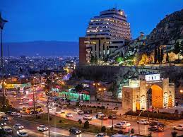 اکثر افراد بهترین زمان را  برای سفر به شیراز  اردیبهشت می‌دانند