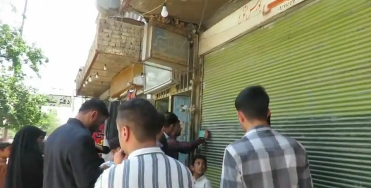 اقدام جدی مسئولین کوار در پلمپ واحدهای صنفی اتباع+فیلم اقدام جدی مسئولین کوار در پلمپ واحدهای صنفی اتباع+فیلم