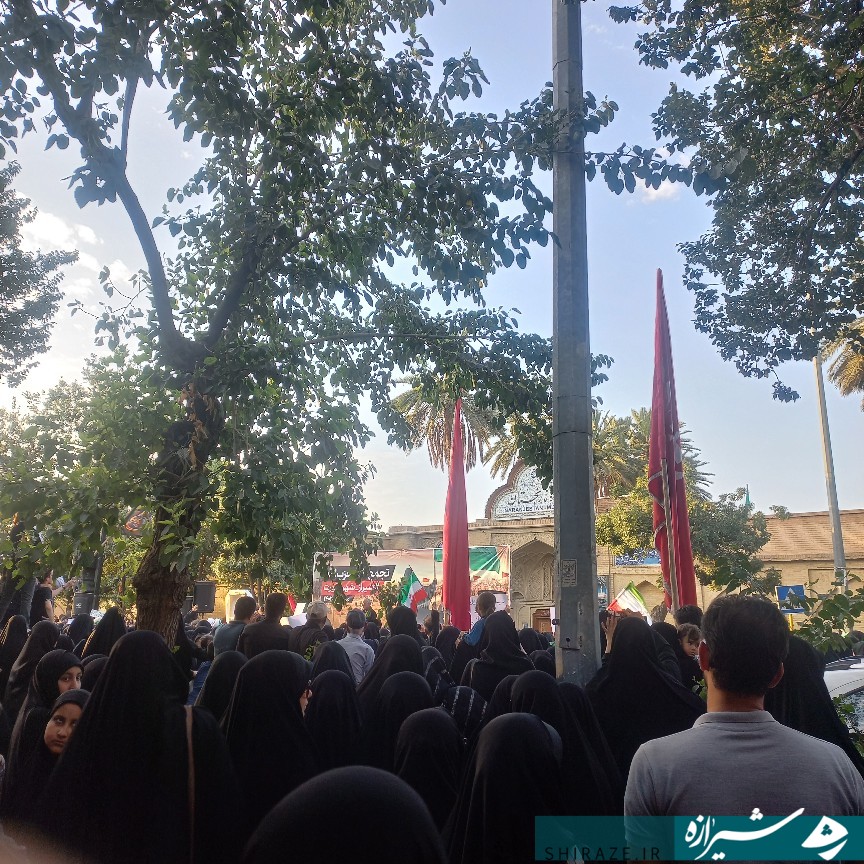 تجمع غیرتمندان شیرازی مقابل باغ نارنجستان قوام تجمع غیرتمندان شیرازی مقابل باغ نارنجستان قوام