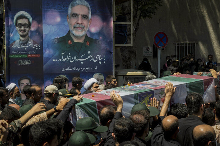 ایثار شهدای انقلاب اسلامی برگرفته از مکتب عاشورا است ایثار شهدای انقلاب اسلامی برگرفته از مکتب عاشورا است