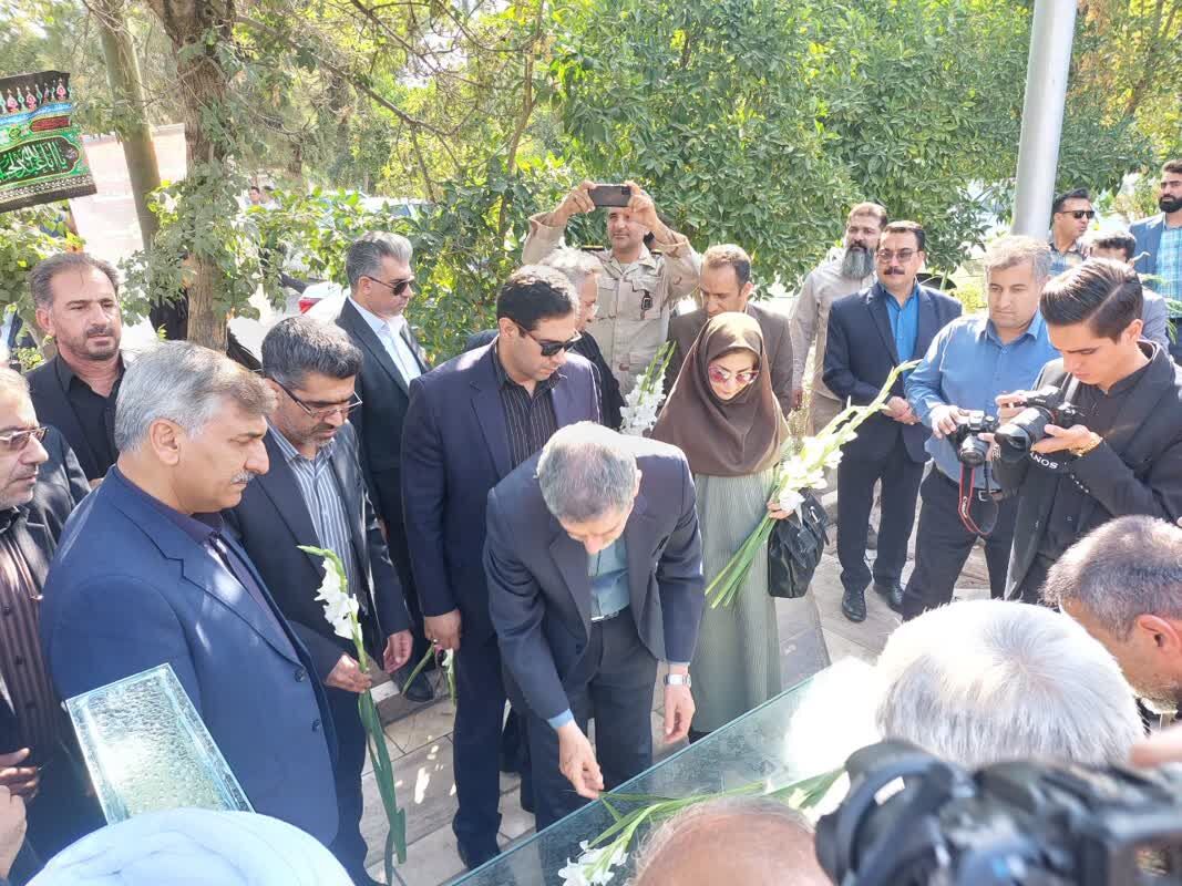 مسئولان فارس به مقام والای شهدا، ادای احترام کردند مسئولان فارس به مقام والای شهدا، ادای احترام کردند