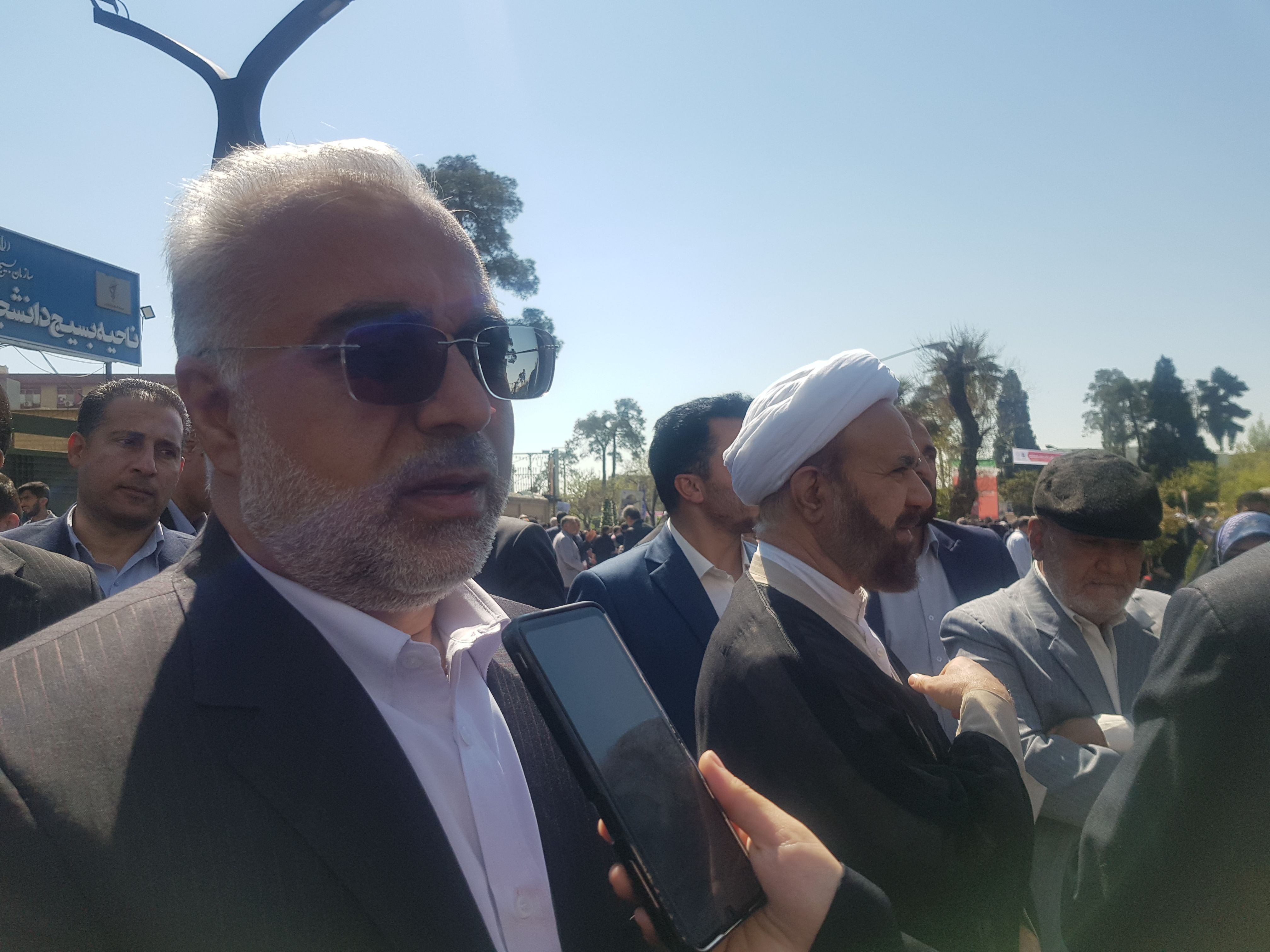تمامی مؤسسات دولتی و آزاده خواهان پای‌کار بیایند