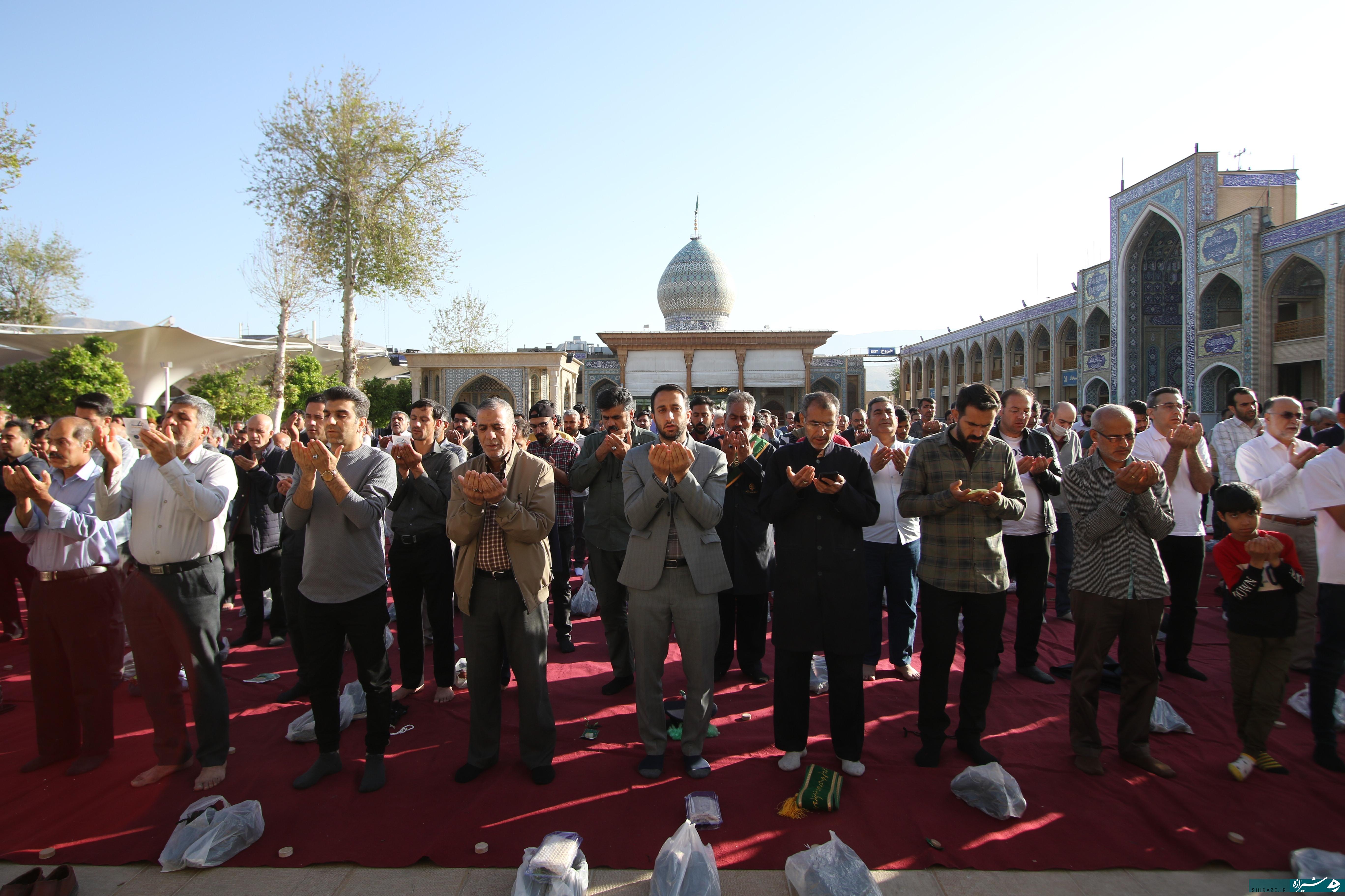 اقامه نماز عید فطر شیراز در شاه‌چراغ (ع)