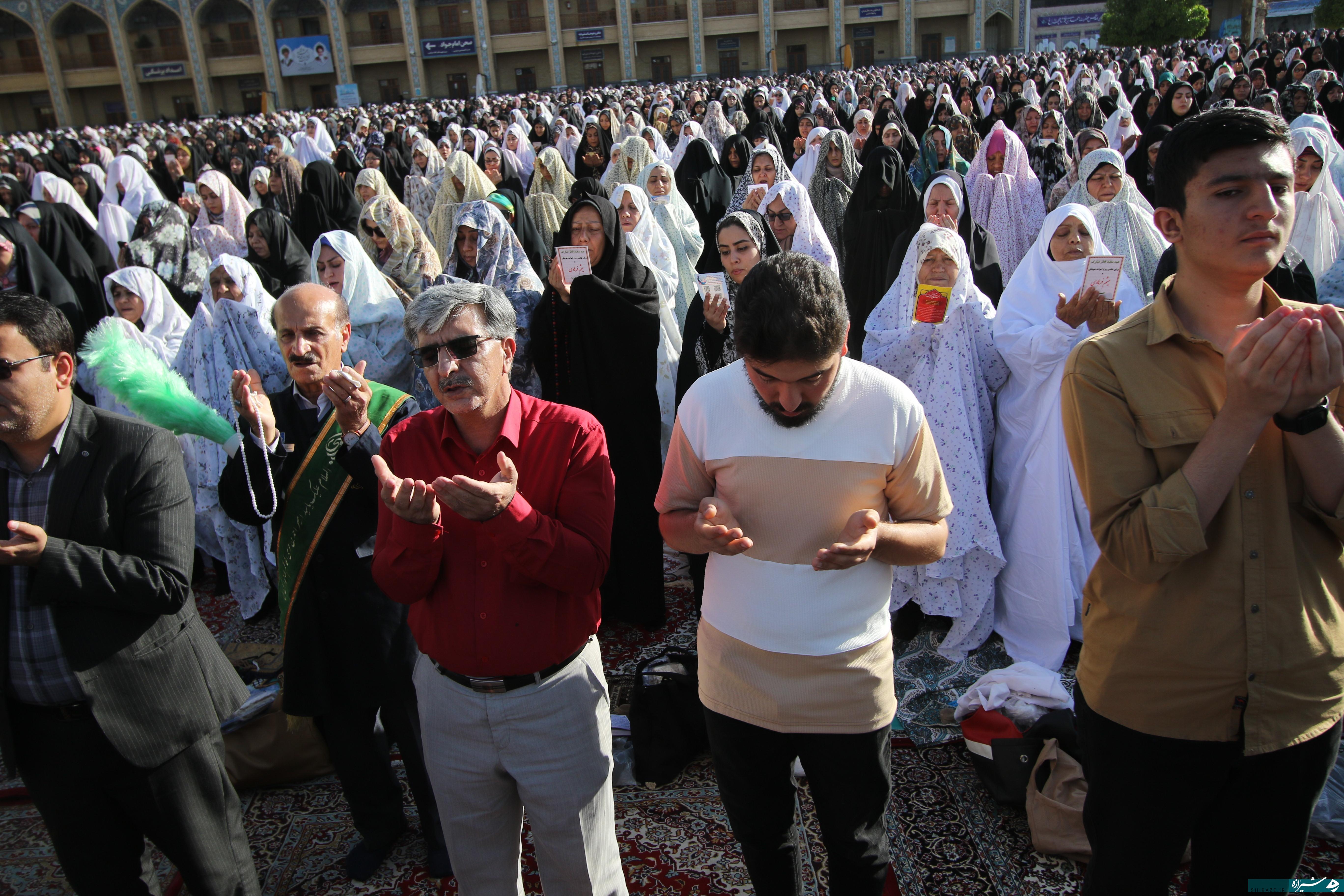 اقامه نماز عید فطر شیراز در شاه‌چراغ (ع)