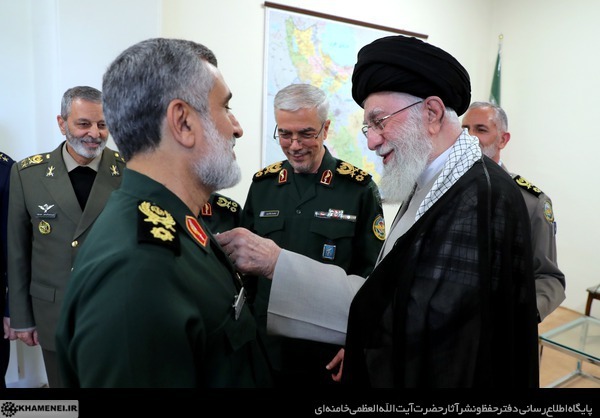 اعطای نشان فتح به سردار حاجیزاده اعطای نشان فتح به سردار حاجیزاده