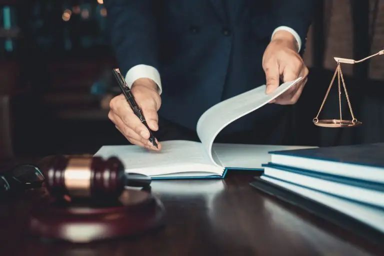 انواع وکیل و داور در سیستم قضائی ایران