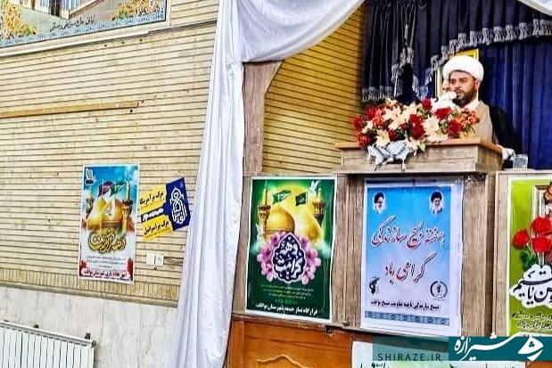 تجلیل از معلم خوب است اما مراقب ارزش‌های معنوی باشیم