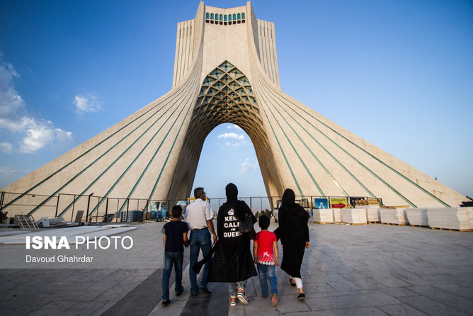 عکس منتخب سال -۳۱ مرداد - در روزهای پایانی سال گذشته مانتوهایی با نوشته من ملکه هستم وارد بازار و با اقبال مردم روبه رو شد. جمله ای که برگرفته از پیام پادشاه کشور انگلیس با هدف روحیه دادن به مردم و سربازانِ دوران جنگ جهانی دوم بود «آرام باشید و ادامه دهید» عکس منتخب سال -۳۱ مرداد - در روزهای پایانی سال گذشته مانتوهایی با نوشته من ملکه هستم وارد بازار و با اقبال مردم روبه رو شد. جمله ای که برگرفته از پیام پادشاه کشور انگلیس با هدف روحیه دادن به مردم و سربازانِ دوران جنگ جهانی دوم بود «آرام باشید و ادامه دهید»