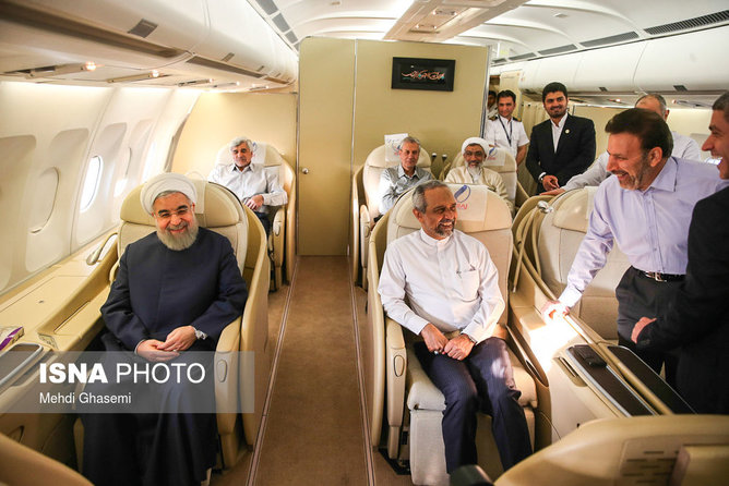 عکس منتخب سال - ۲۸ فروردین - حسن روحانی رئیس جمهوری که روز چهارشنبه(۲۵ فروردین ماه) برای شرکت در اجلاس سران کشورهای عضو سازمان همکاری اسلامی به استانبول ترکیه سفر کرده بود، پس از سفری یک روزه به آنکارا پایتخت این کشور و امضای چند تفاهمنامه با طرف ترک، فرودگاه آنکارا را به مقصد تهران ترک کرد. عکس منتخب سال - ۲۸ فروردین - حسن روحانی رئیس جمهوری که روز چهارشنبه(۲۵ فروردین ماه) برای شرکت در اجلاس سران کشورهای عضو سازمان همکاری اسلامی به استانبول ترکیه سفر کرده بود، پس از سفری یک روزه به آنکارا پایتخت این کشور و امضای چند تفاهمنامه با طرف ترک، فرودگاه آنکارا را به مقصد تهران ترک کرد.