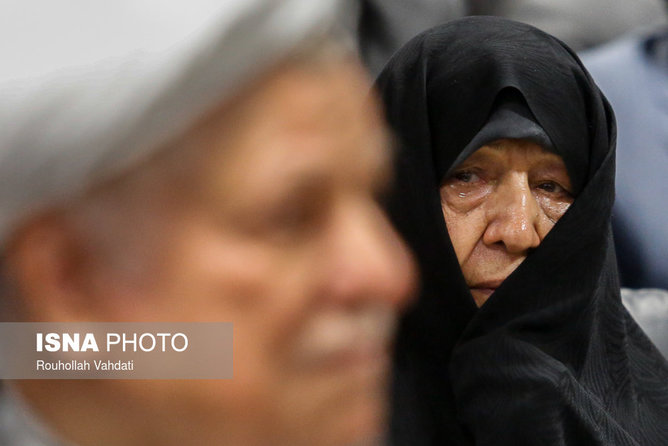 عکس منتخب سال - ۱۱ مهر - عفت مرعشی همسر آیت الله اکبر هاشمی رفسنجانی در آغاز سال تحصیلی جدید دانشگاه آزاد او را همراهی کرد عکس منتخب سال - ۱۱ مهر - عفت مرعشی همسر آیت الله اکبر هاشمی رفسنجانی در آغاز سال تحصیلی جدید دانشگاه آزاد او را همراهی کرد