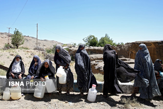 عکس منتخب سال - 21 مرداد - ساکنان روستای کلاته نو کاخک در انتظار تانکر آبرسانی آب آشامیدنی به این روستا هستند. عکس منتخب سال - 21 مرداد - ساکنان روستای کلاته نو کاخک در انتظار تانکر آبرسانی آب آشامیدنی به این روستا هستند.