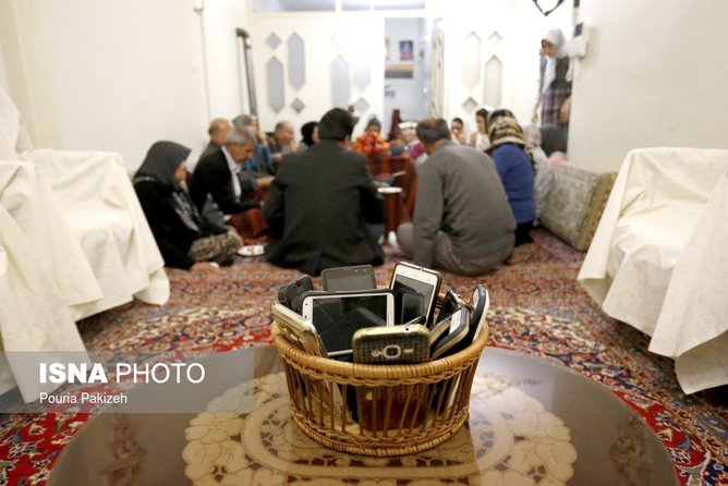 عکس منتخب سال - 30 دی - اعضای خانوادهای در همدان شب یلدا موبایل های خود را کنار گذاشته اند. در شب یلدای امسال کمپین شب یلدای بدون موبایل در شبکه های مجازی به راه افتاده بود. عکس منتخب سال - 30 دی - اعضای خانوادهای در همدان شب یلدا موبایل های خود را کنار گذاشته اند. در شب یلدای امسال کمپین شب یلدای بدون موبایل در شبکه های مجازی به راه افتاده بود.