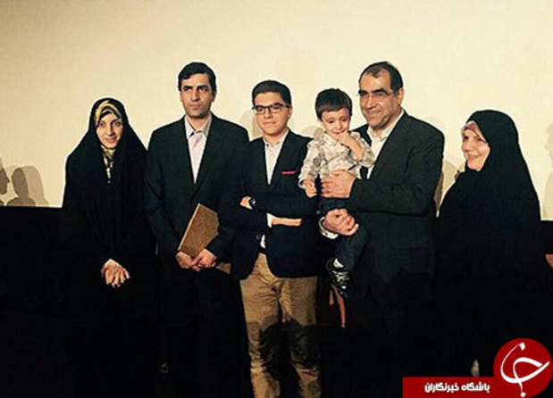  سید حسن قاضی زاده هاشمی و عکسی یادگاری به همراه خانواده