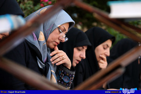 جزء خوانی قرآن کریم در جوار آرامگاه «لسان الغیب»