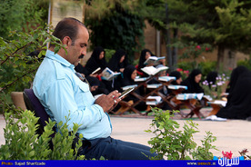 جزء خوانی قرآن کریم در جوار آرامگاه «لسان الغیب»