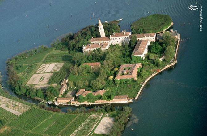 پوگیلا (Poveglia)، ایتالیا/ این جزیره کوچک بین ونیز و لیدو در شمال ایتالیا واقعشدهاست.این جزیره مکانی برای یک دژ نظامی، نقطه حملونقل، محل قرنطینه افراد مبتلا به طاعون خیارکی و در قرون اخیر تیمارستان بوده است.شایعات از سرگردان بودن روح قربانیان طاعون و دکترهای تیمارستان در این منطقه خبر میدهند. دولت ایتالیا دسترسی به این مکان را به مدت ۹۹ سال ممنوع کرده است امید میرود که به زودی کسی دست به بازسازی جزیره بزند پوگیلا (Poveglia)، ایتالیا/ این جزیره کوچک بین ونیز و لیدو در شمال ایتالیا واقعشدهاست.این جزیره مکانی برای یک دژ نظامی، نقطه حملونقل، محل قرنطینه افراد مبتلا به طاعون خیارکی و در قرون اخیر تیمارستان بوده است.شایعات از سرگردان بودن روح قربانیان طاعون و دکترهای تیمارستان در این منطقه خبر میدهند. دولت ایتالیا دسترسی به این مکان را به مدت ۹۹ سال ممنوع کرده است امید میرود که به زودی کسی دست به بازسازی جزیره بزند
