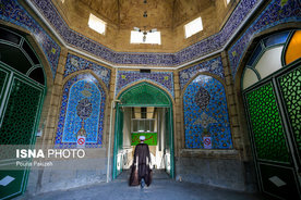 مسجد جامع همدان از بناهاى دورهٔ قاجاریه است و تاریخ شروع ساخت آن در قطار بندى جلوى ایوان بزرگ، سال ۱۲۵۳ ثبت شده است