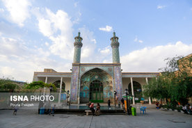 مسجد جامع همدان سه در ورودى دارد که عبارت‌اند از : ورودى نوساز سمت خیابان اکباتان، ورودى قدیمى با دالان طاقدار در ضلع شرقى صحن، ورودى قدیمى با دالان هشتى مقرنس‌کارى شده و ضلع غربى صحن، که هر سه از زیبایى چشمگیرى برخوردارند