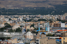 مسجد جامع همدان در نزدیکى میدان مرکزى شهر و در قسمت غربى خیابان اکباتان، در محدودهٔ راسته بازارهاى شهر قرار دارد