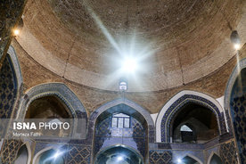 مسجد کبود با تنوع و ظرافت کاشی‌کاری و انواع خطوط به‌کار رفته در آن و به ویژه به دلیل رنگ لاجوردی کاشی‌کاری‌های معرق آن به «فیروزهٔ اسلام» شهرت یافته‌است. سبک معماری این بنا به شیوه آذری است