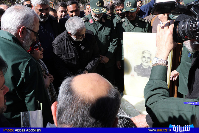 رونمایی از مقبره یادمان سردار اسکندری توسط سردار سلیمانی در گلزار شهدا