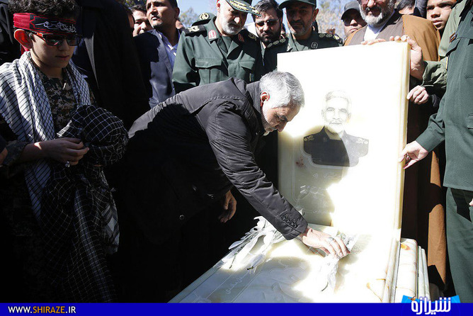 رونمایی از مقبره یادمان سردار اسکندری توسط سردار سلیمانی در گلزار شهدا