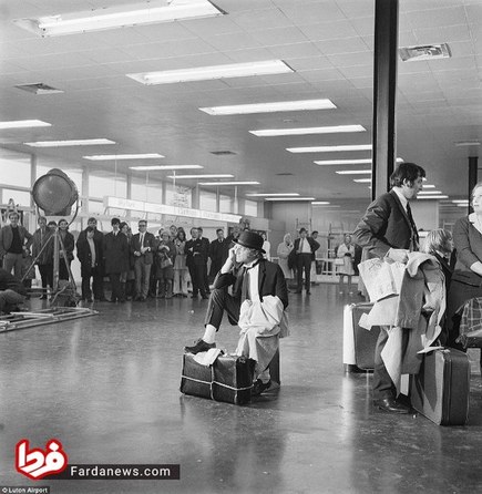  مارتی فلدمن، کمدین انگلیسی، در حال ضبط فیلم در فرودگاه 