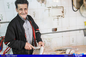  ماهی فروش خوش اخلاق در حال جراحی ماهی