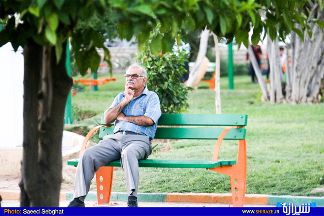 چنان غرق فکر بود که دل نیومد خلوت قشنگش رو بهم بزنم