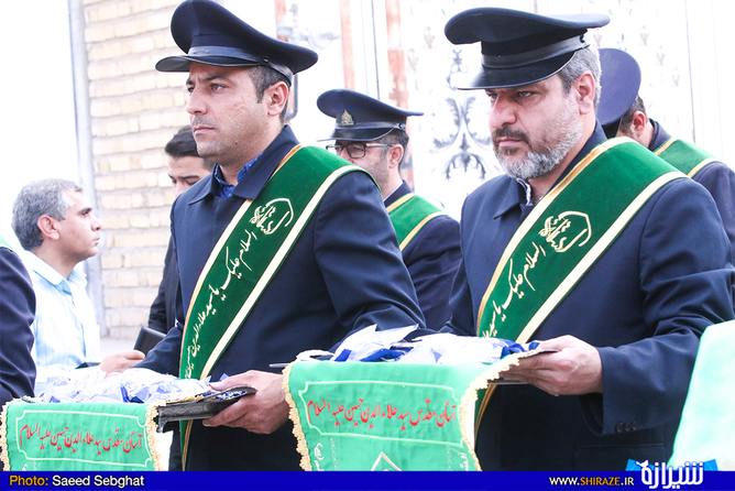 خادمان استانه به همراه تبرکی 