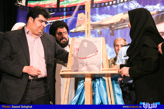 رونمایی از کتاب مهنا با حضور فرزند وهمسر شهید دوران