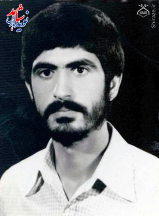 شهيد عبدالکريم ماندگاري متولد : 10/11/1336 شهادت : 12/2/1361 خرمشهر صبر داشته باشيد که خدا با صبر کنندگان است . تنها راه اسلام را برويد و از امام خميني اطاعت کنيد که ولي امر و جانشين حضرت مهدي(عج) است .
شهيد عبدالکريم ماندگاري متولد : 10/11/1336 شهادت : 12/2/1361 خرمشهر صبر داشته باشيد که خدا با صبر کنندگان است . تنها راه اسلام را برويد و از امام خميني اطاعت کنيد که ولي امر و جانشين حضرت مهدي(عج) است .