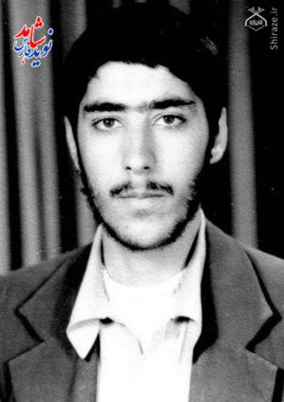 شهيد حميد رضا صالحي جوان متولد : 1/9/1340 شهادت : 2/3/1361 خرمشهر استغفار ودعا بخصوص روضه گرم وحسيني ، يادتان نرود، کاري کنيد که انشاءالله ما هم ازبرکت مجلس روضه شما نجات پيدا کنيم چون سرافکندگي من آن قدر زياد است که با شهادت واين چيزها مي ترسم رفع نشود وپوشيده نشود .
شهيد حميد رضا صالحي جوان متولد : 1/9/1340 شهادت : 2/3/1361 خرمشهر استغفار ودعا بخصوص روضه گرم وحسيني ، يادتان نرود، کاري کنيد که انشاءالله ما هم ازبرکت مجلس روضه شما نجات پيدا کنيم چون سرافکندگي من آن قدر زياد است که با شهادت واين چيزها مي ترسم رفع نشود وپوشيده نشود .
