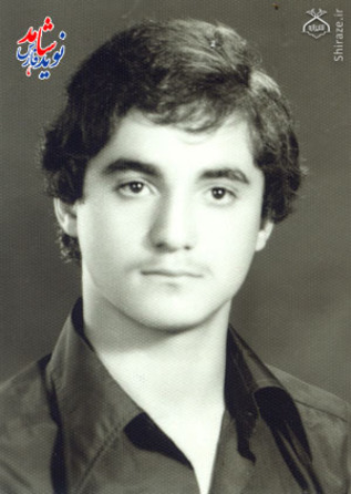 شهيد محمد حاجي دولو متولد :26/10/1340 شهادت : 17/2/1361 خرمشهر از همه برادرانم خواهانم که از تفرقه جوئي خود داري کنند و تنها دنباله رو خط امام باشند . بدانيد که اگر امروز شما وحدت خود را از دست بدهيد ، گذشته از اين که خون تمام شهدا را پايمال کرده ايد هستي و آزادي خود را نيز بر باد مي دهيد.
شهيد محمد حاجي دولو متولد :26/10/1340 شهادت : 17/2/1361 خرمشهر از همه برادرانم خواهانم که از تفرقه جوئي خود داري کنند و تنها دنباله رو خط امام باشند . بدانيد که اگر امروز شما وحدت خود را از دست بدهيد ، گذشته از اين که خون تمام شهدا را پايمال کرده ايد هستي و آزادي خود را نيز بر باد مي دهيد.