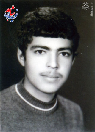 شهيد سيد حجت حسيني متولد : 3/3/1341 شهادت :15/2/1361 شوش خدايا تو خود مي داني که در مدت زندگي ام محقق اسلام نبوده ام ، دانشمند نبوده ام ، دکتر نبوده ام ، متخصص نبوده ام تا بتوانم از طريق انديشه ام ، تفکرم ،تخصصم در اين حکومت الهي و خدائي جمهوري اسلامي دين خود را ادا نمايم و در مقابل خونهاي ريخته شده تمامي شهدا شرمنده ام ولي بار خدايا ، در وجود خويش يک بدن مي بينم که مي توانم با آن به ياري دين تو بيايم و تا حدودي دين خود را ادا نمايم .
شهيد سيد حجت حسيني متولد : 3/3/1341 شهادت :15/2/1361 شوش خدايا تو خود مي داني که در مدت زندگي ام محقق اسلام نبوده ام ، دانشمند نبوده ام ، دکتر نبوده ام ، متخصص نبوده ام تا بتوانم از طريق انديشه ام ، تفکرم ،تخصصم در اين حکومت الهي و خدائي جمهوري اسلامي دين خود را ادا نمايم و در مقابل خونهاي ريخته شده تمامي شهدا شرمنده ام ولي بار خدايا ، در وجود خويش يک بدن مي بينم که مي توانم با آن به ياري دين تو بيايم و تا حدودي دين خود را ادا نمايم .